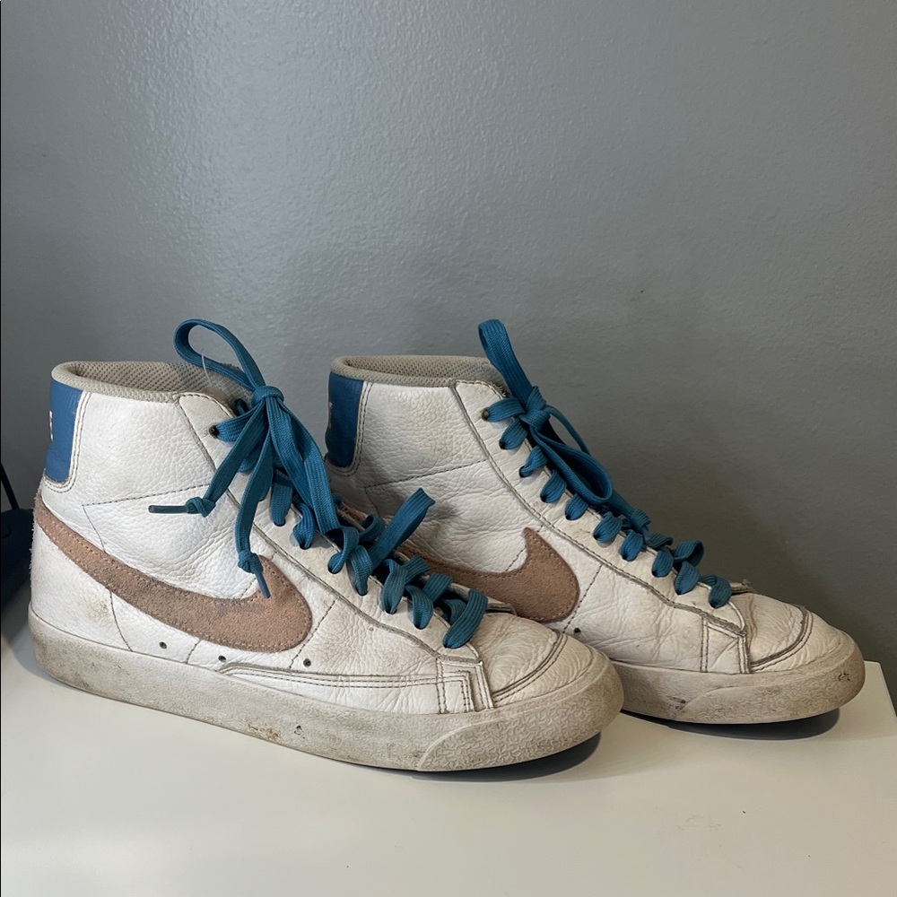 Nike White and Blue Sneakers with Brown Accents